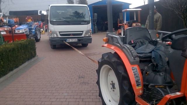 Mini Traktorek Kubota GB 20 Granbia holuje Cantera. www.akant-ogrody.pl