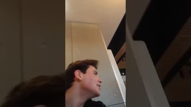1 ora di live con o miei amici tra:risate,pianti e tantissime altre cose!