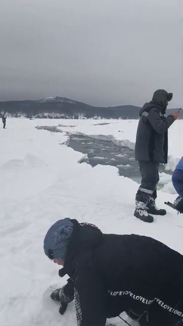 Лесное 28.02.2025 На Сахалине опять оторвало лед. Рыбаки покидают оторвавшуюся льдину #рыбалка