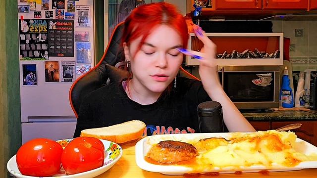 Мукбанг | Пюрешка с котлетами и подливкой | Обжор Асмр