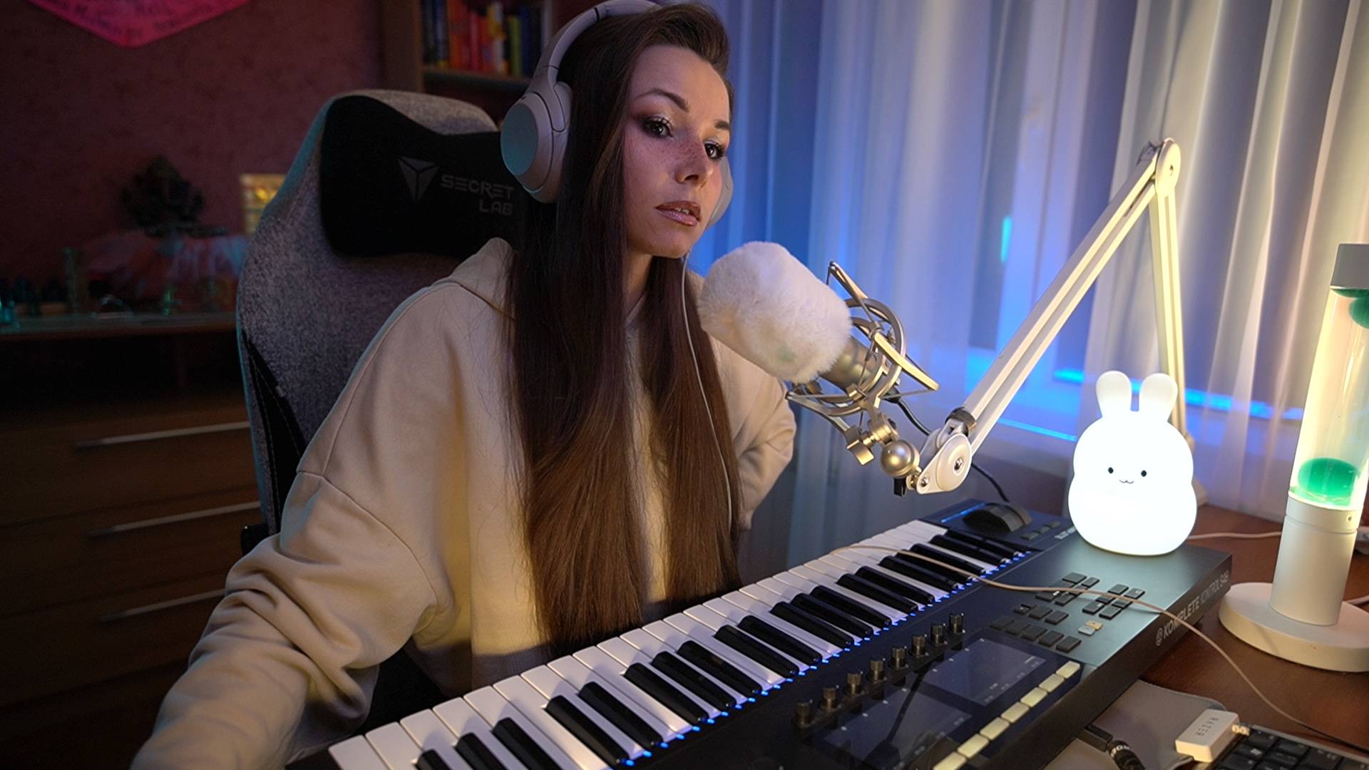 Беседуем и поём под фортепиано | #ламповыйстрим #девушкастримит