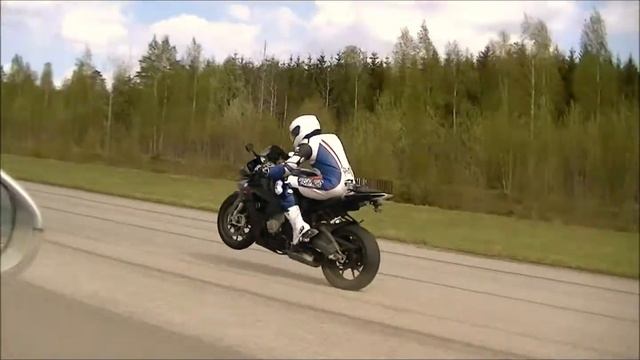 Bugatti Veyron vs BMW S1000RR