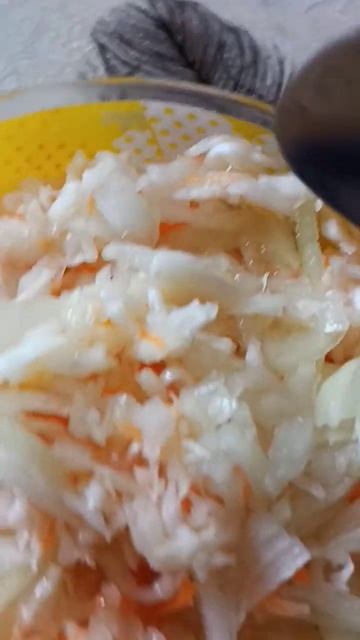 Капуста квашеная. На 1 кг.капусты берем 1 ст.л.соли без горки (20 гр.)