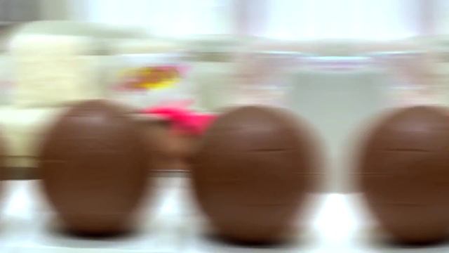 Катя и папа не разрешают Максу разбить шоколадные шары