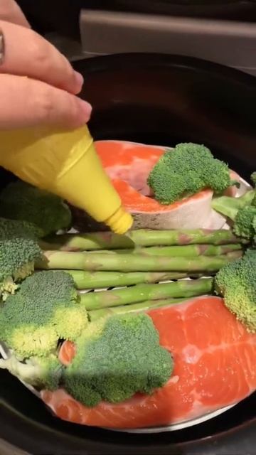 Полезный ужин с рыбой и овощами
