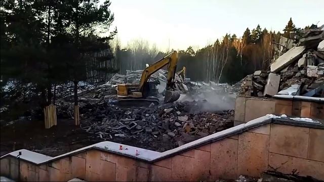 Снос здания в Мещерском парке