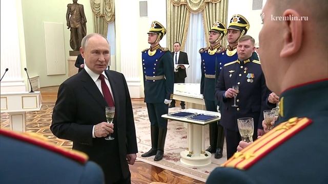 По завершении торжественной части церемонии Президент пообщался с награждёнными солдатами и офицерам