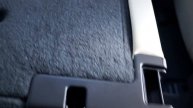 ボルボV60走行中に荷室のバッグを取り出す後部座席のシートアレンジ
