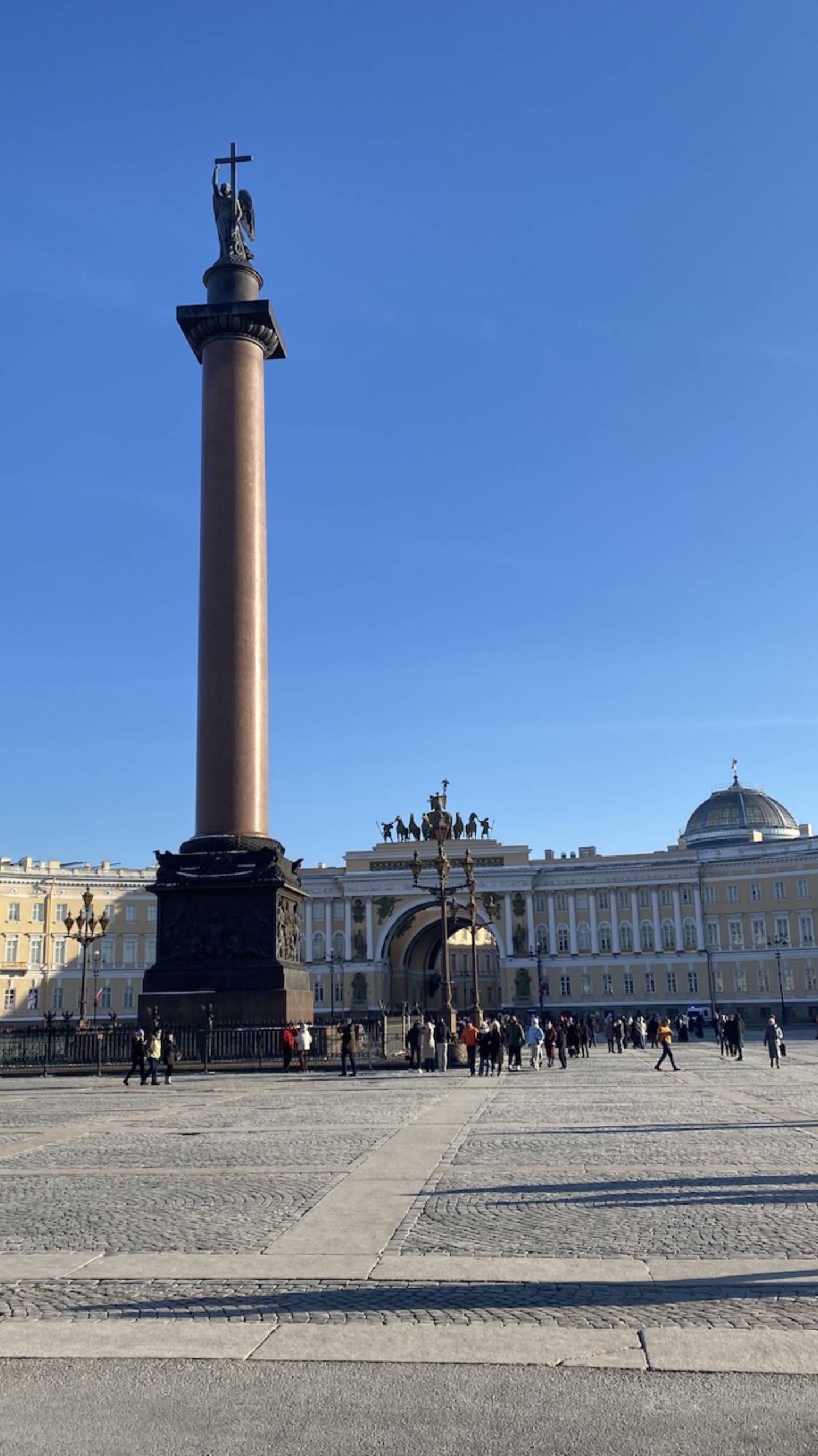 Санкт-Петербург. Александрийский столп - центр Дворцовой площади