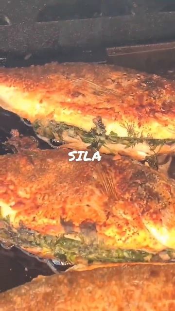 Dorade vom Grill - außen knusprig innen saftig. Сочная жареная рыба с хрустящей корочкой на гриле.