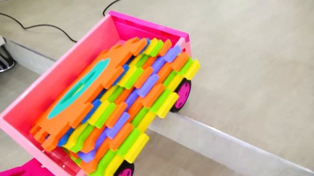 Влад и Никита строят цветной детский домик и играют