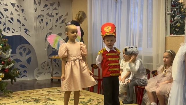 Очень энергичный танец Маши  и Семена😂🤣🤪😜😛