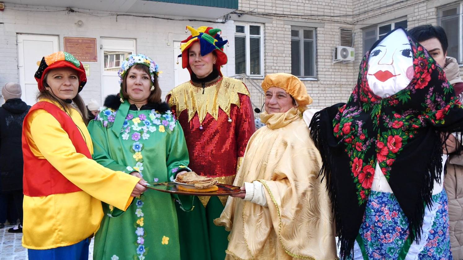 Весело провожаем зиму масленичными гуляниями.