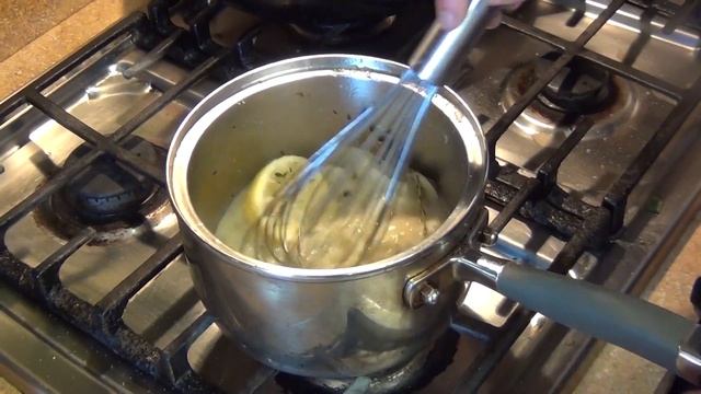 Salsa de mantequilla blanca con limon y hiervas de olor