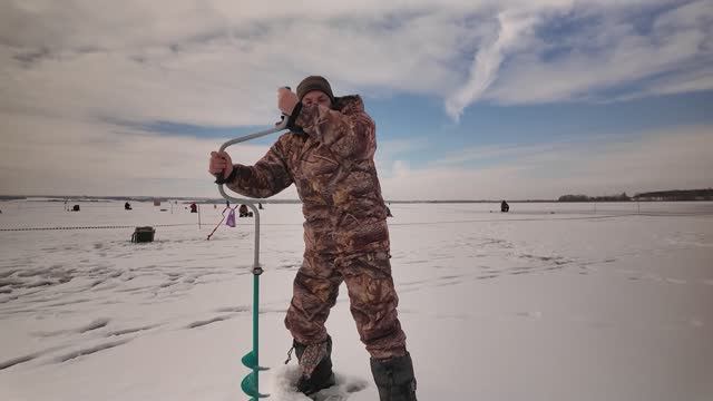 На ОЭМК прошло первенство по зимней рыбалке