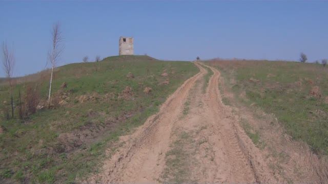 "Белая вежа" и весенняя "саванна" к востоку от нашего городка.