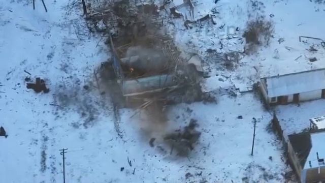 В н.п. Александровка наши операторы БПЛА при помощи дрона "Молния" с термобарическим зарядом унич...