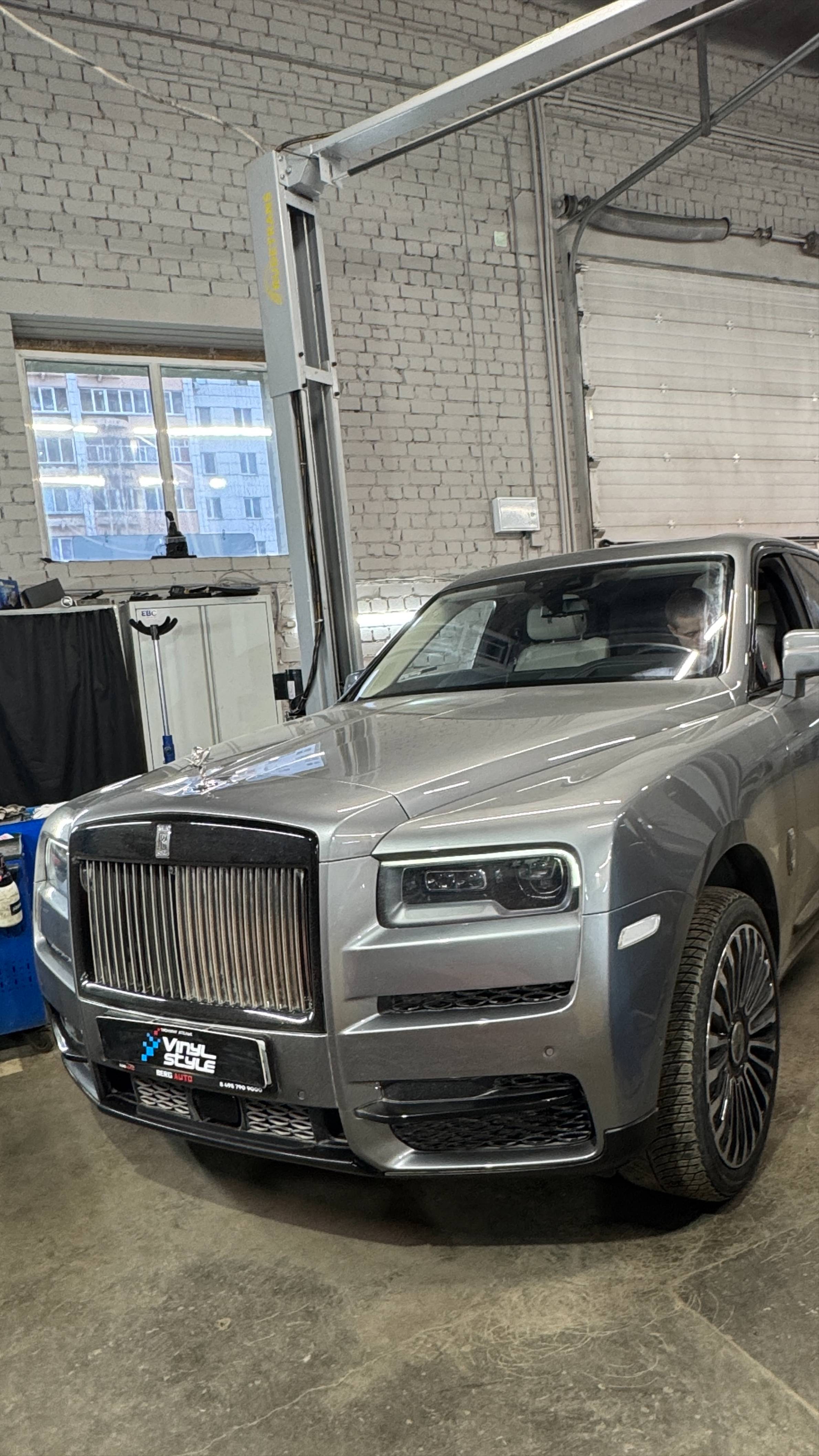 Rolls-Royce Cullinan на замене передних тормозных колодок