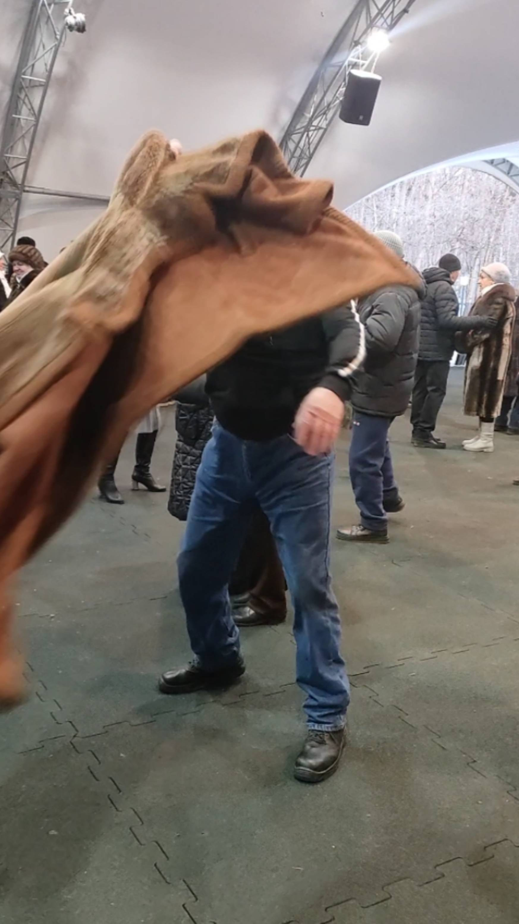 Наши рокенрольщики! Танцуют все!