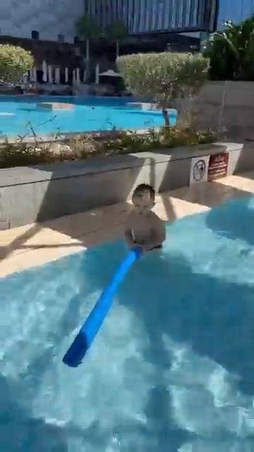 Тим и Тео в бассейне