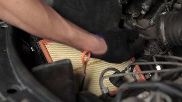 Kako zamenjati zračni filter motorja AUDI A6 C5 Vodič | Autodoc