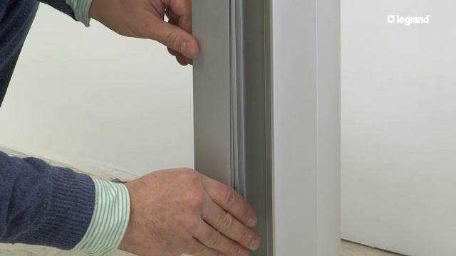 Legrand - 4 rekeszes energiaoszlop rögzítése betonpadlóra és mennyezethez