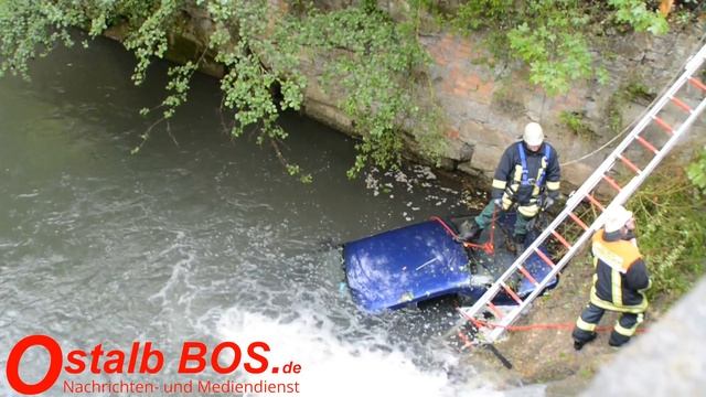 [AUTO FÄHRT in BACH] Feuerwehr in Bettringen im Einsatz