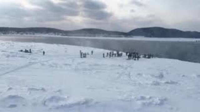 В Охотском море у берегов Сахалина дрейфует  льдина с двумя сотнями рыбаков