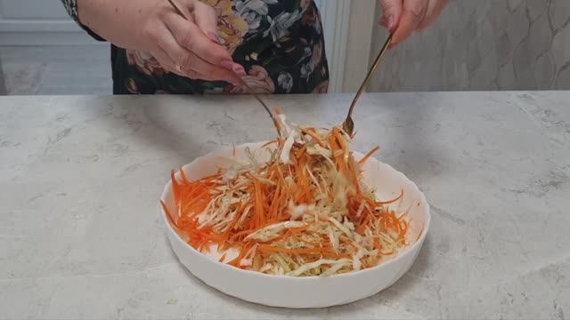 Салат из свежей  моркови и капусты — простой и полезный овощной салат.🥗