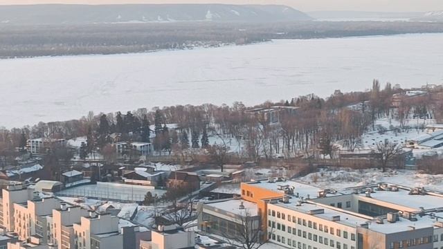 Отсюда такой вид на  Жигулевские горы, на всю реку Волгу.. Закат вот что я хотела снять. Весна уже.