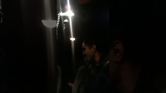 неадекватная пьяная девушка в такси не хочет выходить но водитель грамотно заставил её выбежать