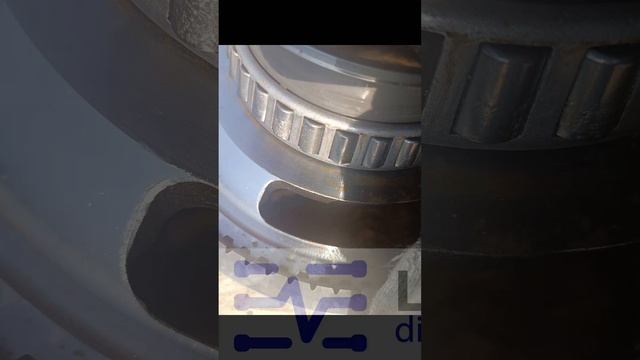 Практика показывает в 95% случаев износ на полуосях! Замена сальника не поможет!
