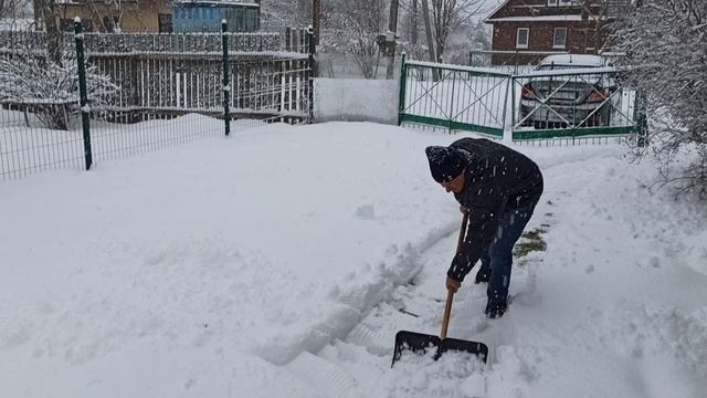 Уборка снега у дома!