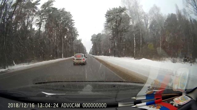 Пересечение сплошной линии разметки. Езда без правил.