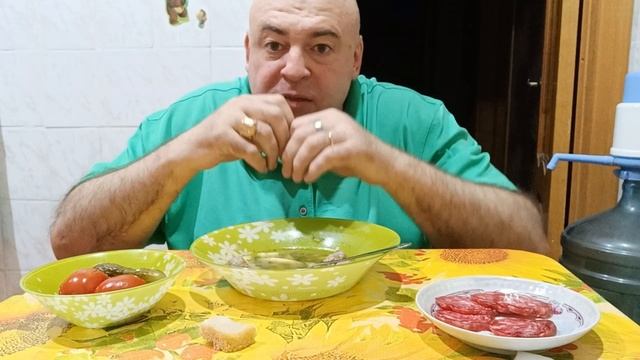 Мукбанг. Суп с фрикадельками, дорогая колбаса, огурчики и помидорчики. Как меня Божья кара настигла.