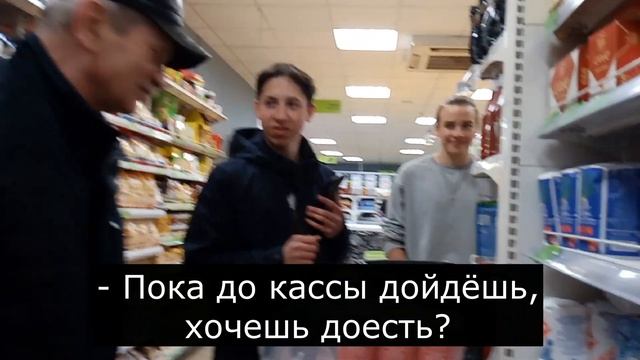 РЕАКЦИЯ РАБОТНИКОВ на съедание продуктов в МАГАЗИНЕ и ПУСТЫЕ УПАКОВКИ НА КАССЕ | ПРАНК В МАГАЗИНЕ