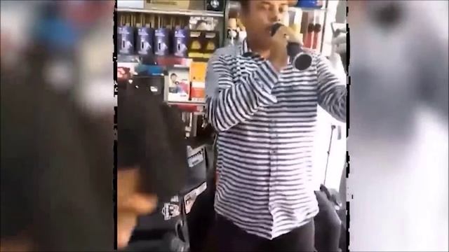Профессиональный микрофон для караоке.