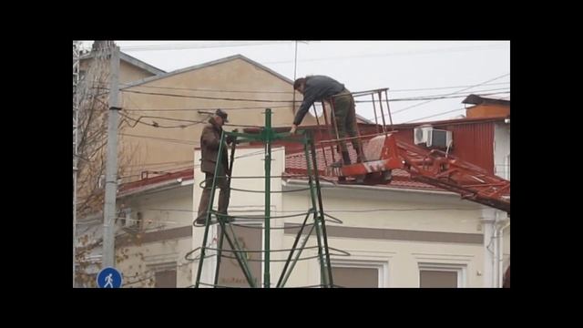 В Симферополе разбирают елку
