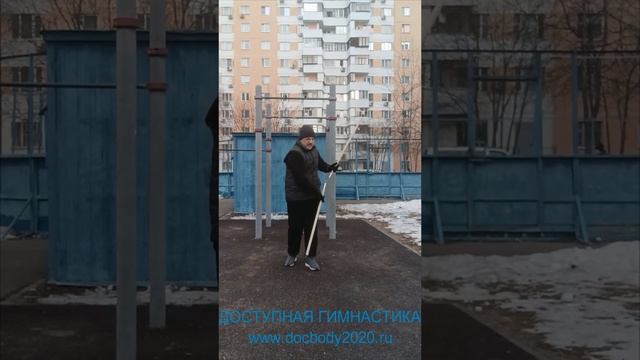 Упражнения с деревянным двухсекционным шестом Лянцзегунь (12)