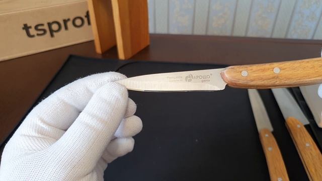 Набор кухонных ножей Apollo с подставкой из массива сосны.