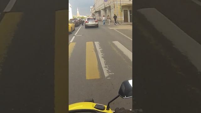 Девочка на BMW S1000RR наваливает по Арбату и Знаменке, но скутер быстр.Приключения Эдика на полтосе