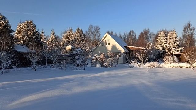 Морозный день,синее небо и снег в деревне!