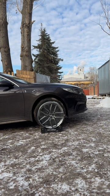 Kia Optima GT на примерке дисков в 19-ом диаметре