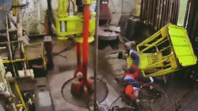 Жесть! Порвался трос на вспомогательной лебедке и упала монтажная корзина вместе с рабочими😔