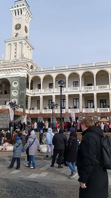 #Москва , проводы масленицы, блинчики подают, очередь желающих, такой "организации" никогда не было,