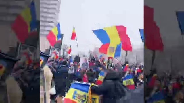 В Румынии жители выходят на улицы Бухареста, протестуя против произвола власти и за свободные выборы