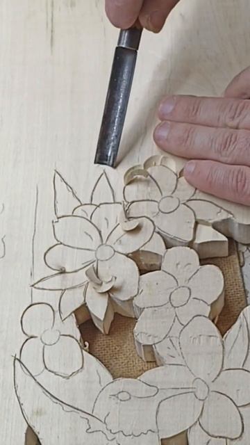 Вырезаю часы с колибри #woodcarving #woodworking #резьба #wood #work #работа