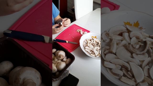 Нарезаем и готовим грибы шампиньоны.