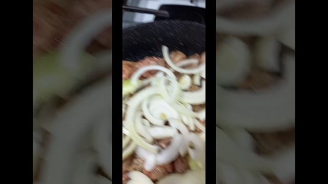 готовлю печень жареную в муке с лучком❤️рис и солёные помидорчики👍