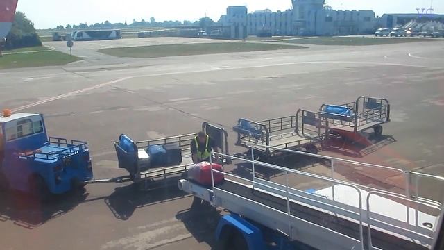 Unloading of baggage from the Boeing in Borispol/Выгрузка багажа из Боинга в Борисполе